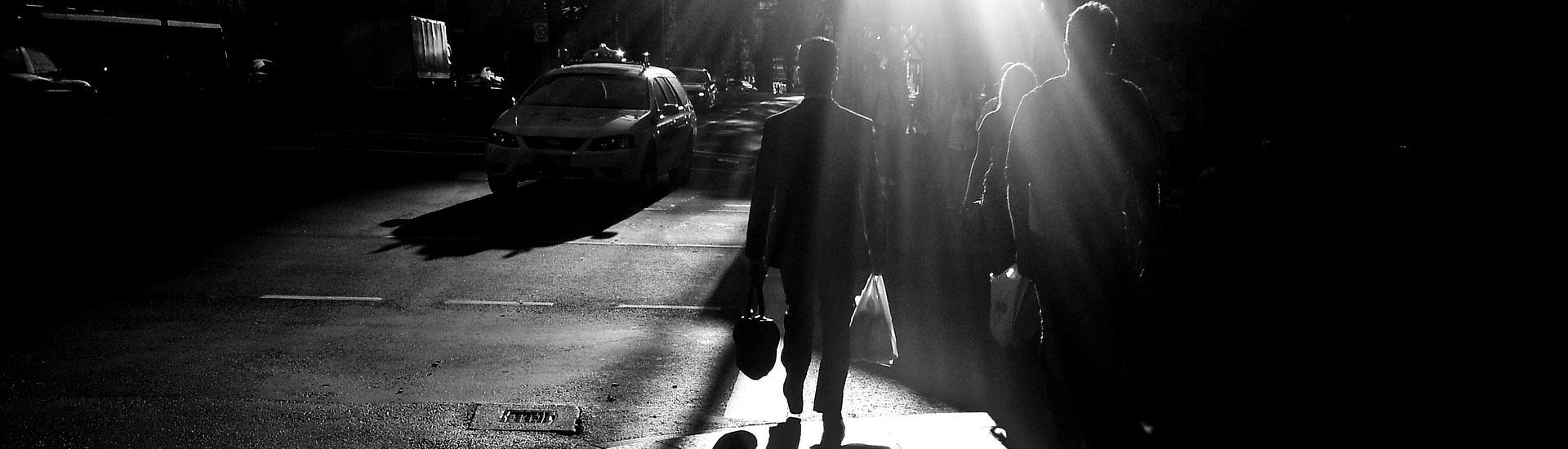 Couvre-feu nuit rue passants