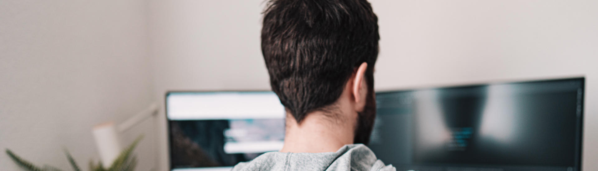 homme travaillant sur son ordinateur