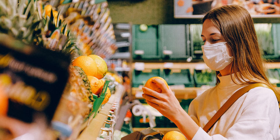 Femme avec un masque dans un supermarché